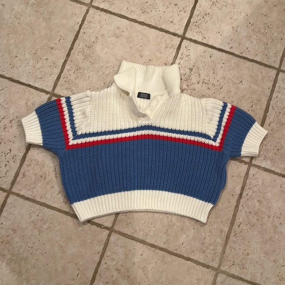 Cropped sweater vest with collar